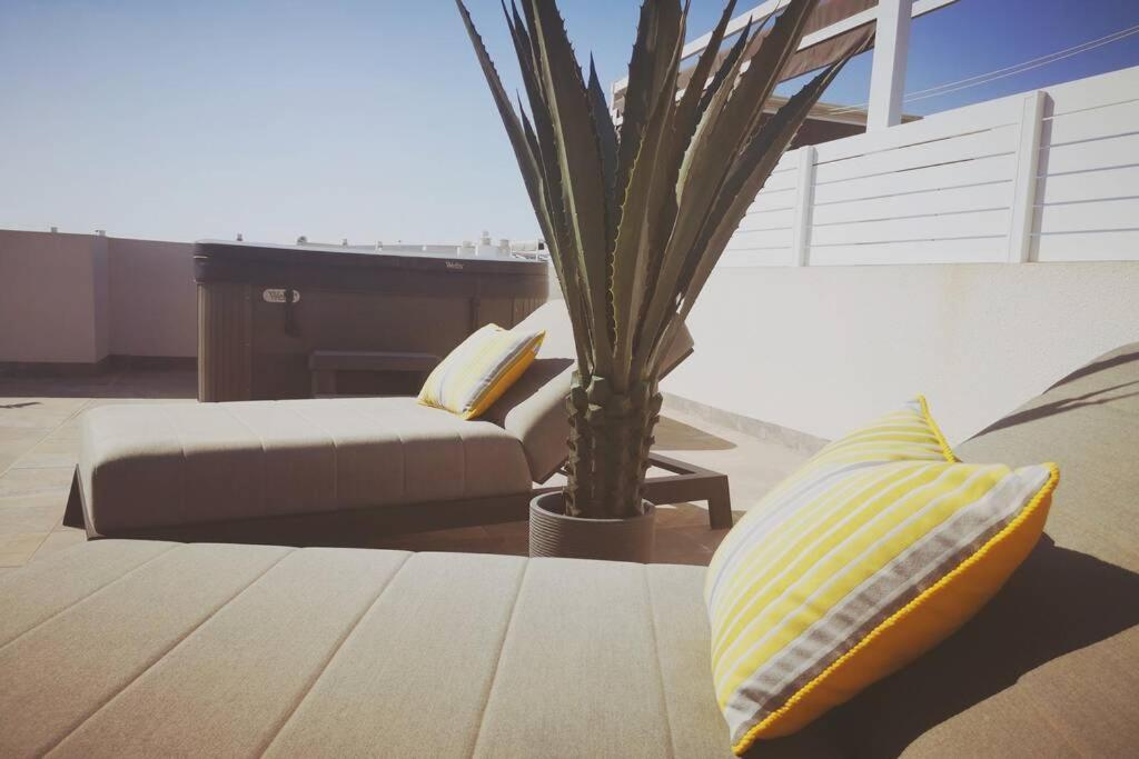 Black Sun. Modern Penthouse In Торевиеха Екстериор снимка